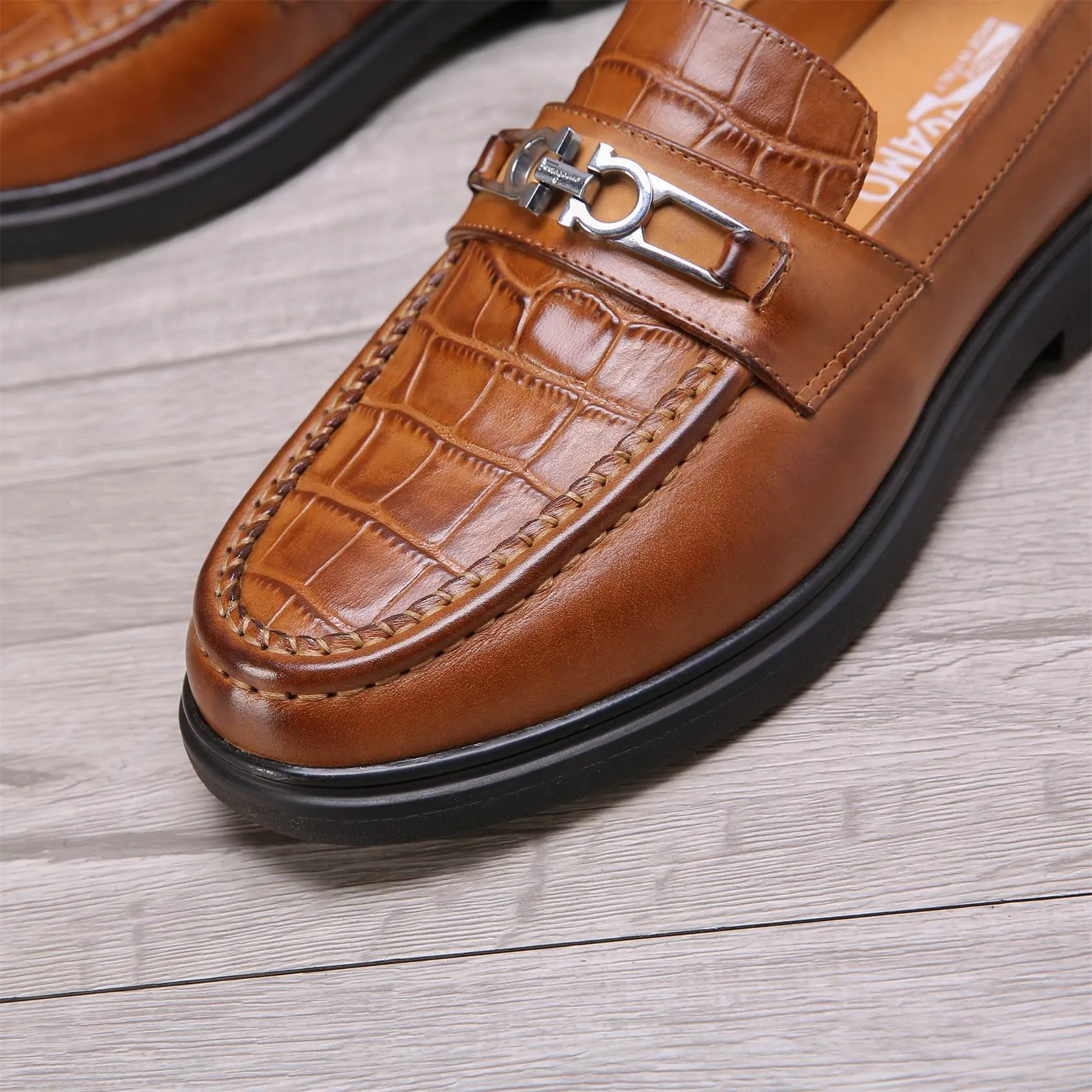 Men's shoes 💰460 🕷🕷🐂【Ferragamo】Ferragamo Popular fashionable casual shoes🇨🇳Official website counter 1:1 production, original mold opening💯Good quality visible, imported high-end first-layer waxed calfskin, water-dyed🐂leather lining🌿very clear texture, high-quality waterproof, non-slip and wear-resistant outsole🎋high quality and low price, truly handmade🍓Black optional! Code number 38-44 (45-46 customized)......